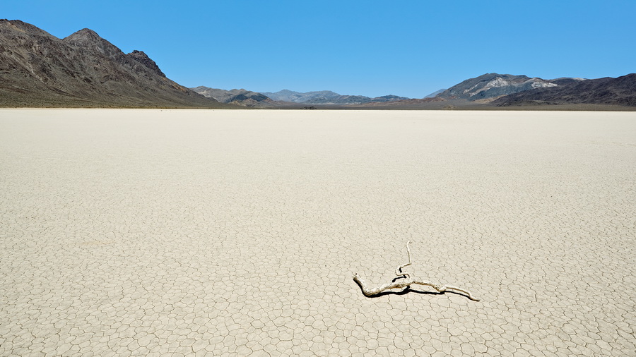 418_Death_Valley_The_Racetrack_resize